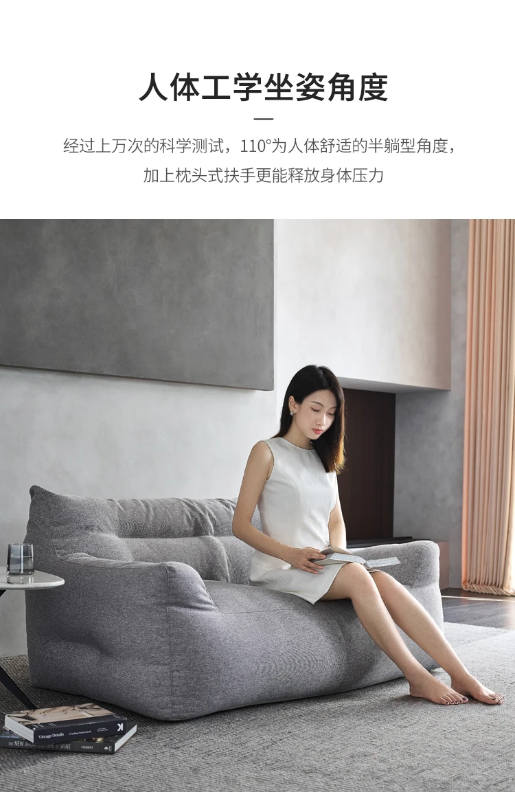 Una mujer sentada en un libro de lectura de sofá