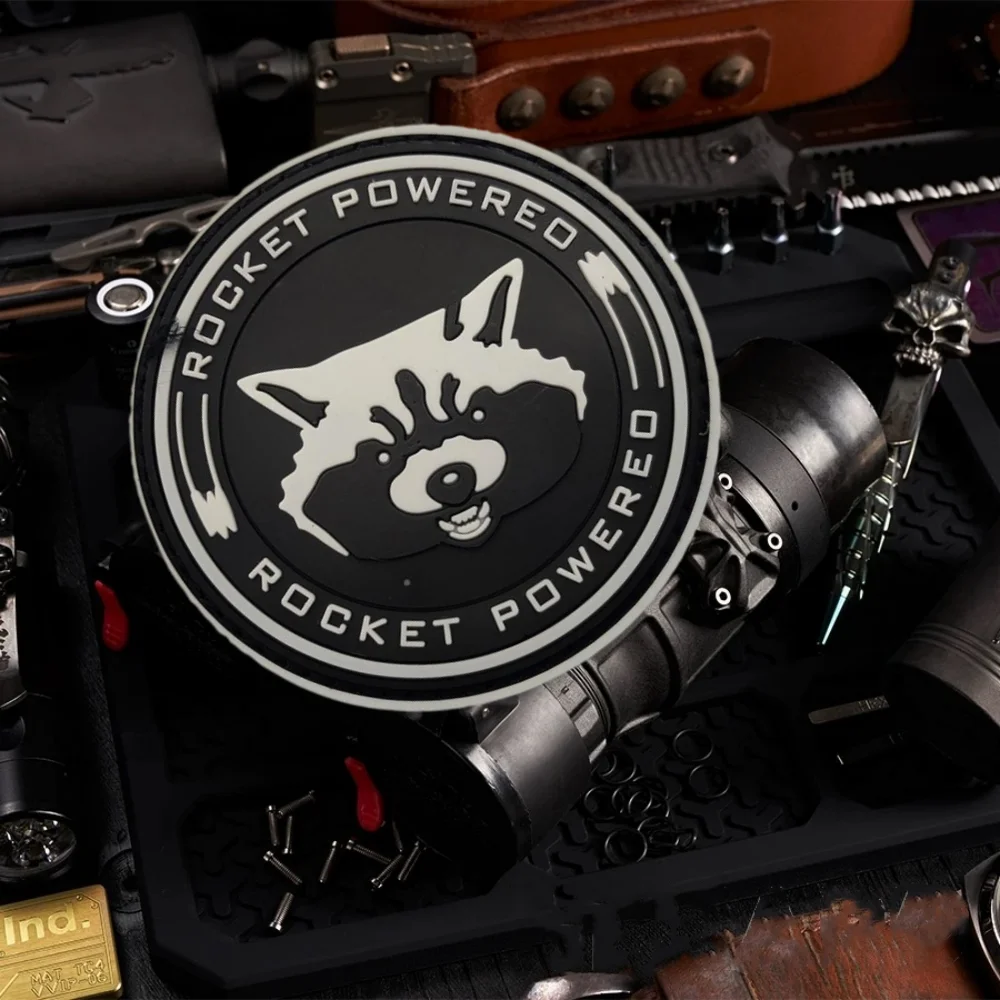 Insignia de moral alimentada por cohete de dibujos animados, parche de PVC, cabeza de mapache luminosa táctica, gancho militar y bucle, mochila, sombrero, accesorios, pegatina