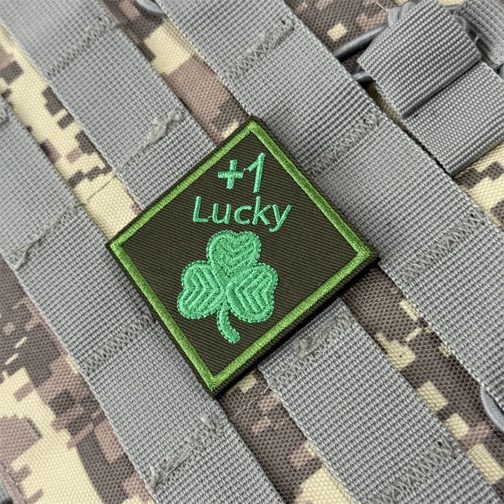 Parche con insignia de moral divertida de trébol de la suerte, brazalete táctico, parches de gancho y bucle bordados, mochila para exteriores, accesorios para sombreros, pegatinas - imagen 4