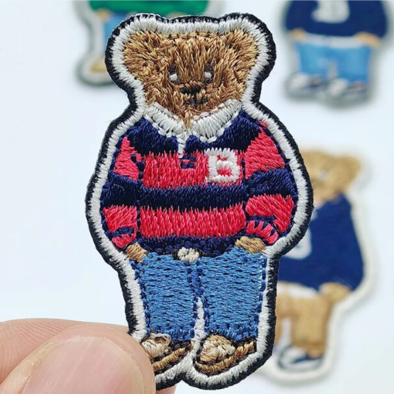 Lindo oso usando suéter parches bordados hierro en parche de costura para ropa apliques emblema accesorios insignia de oso de dibujos animados - imagen 4