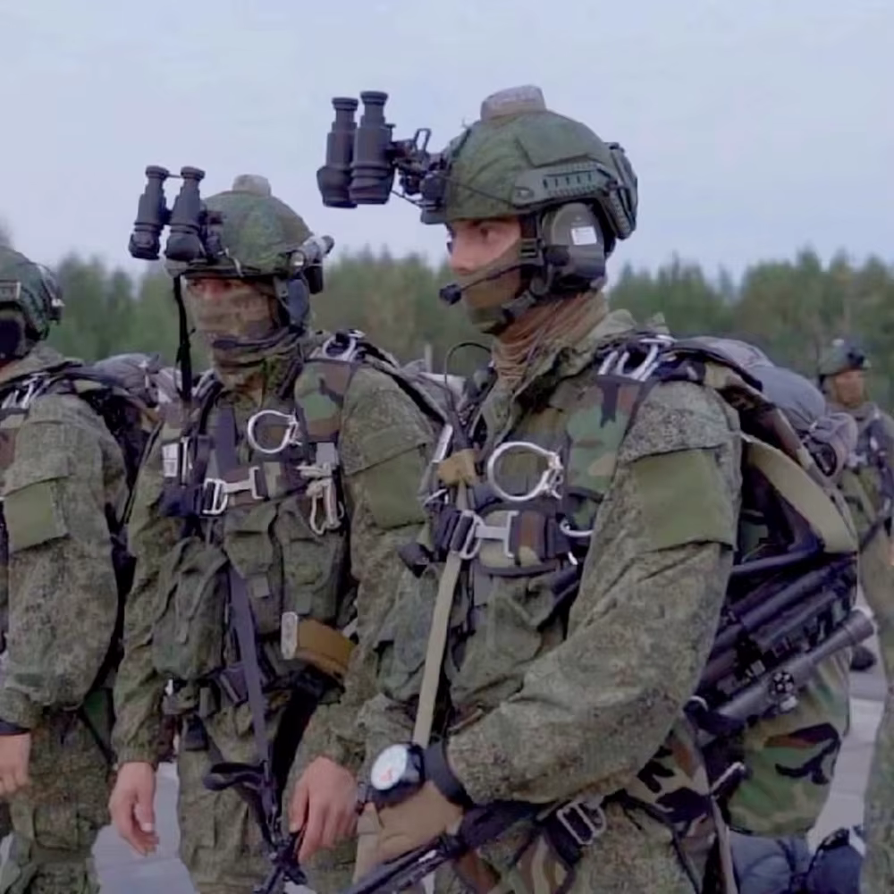 El traje en uso durante actividades al aire libre con equipo táctico