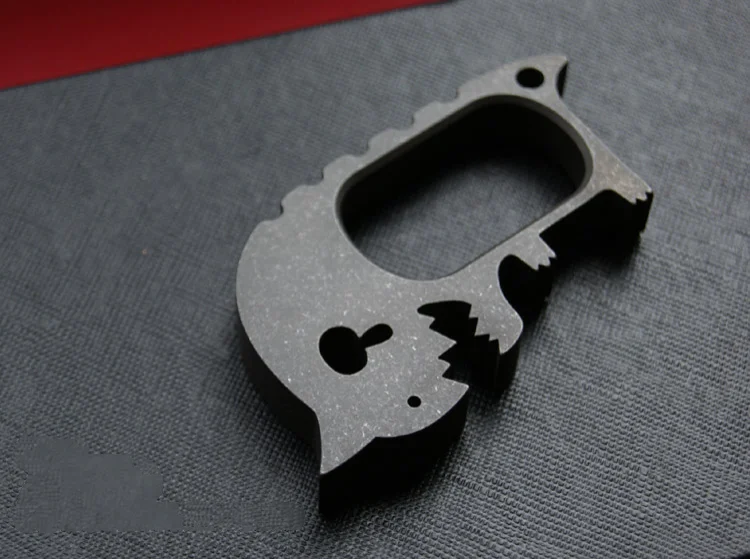 Abrebotellas de aleación de titanio con patrón de llama lavada a la piedra, llavero colgante, decoración - imagen 3