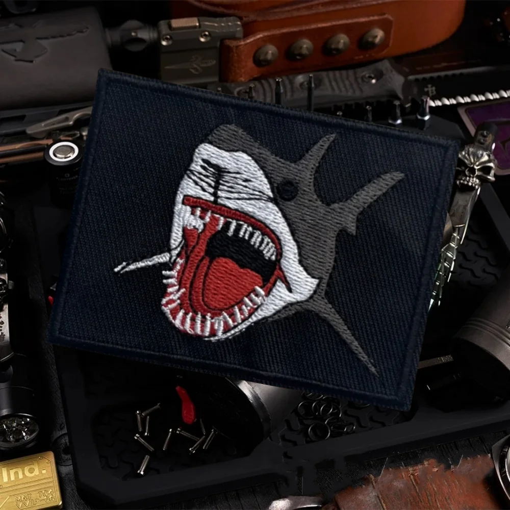 Parche táctico bordado de tiburones, brazalete divertido con gancho y bucle, insignia de moral militar, pegatinas para mochila y ropa
