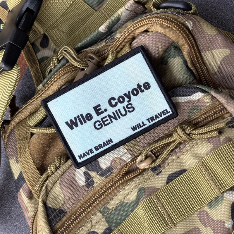 Parche táctico con estampado de "tarjeta de visita Wile E Coyote", insignia de moral militar, parches con gancho, brazalete para mochila - imagen 3
