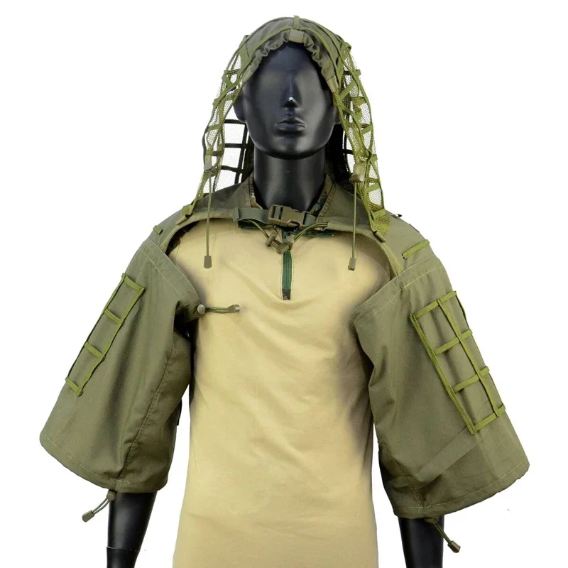 Imagen del traje Ghillie en acción sobre fondo de vegetación