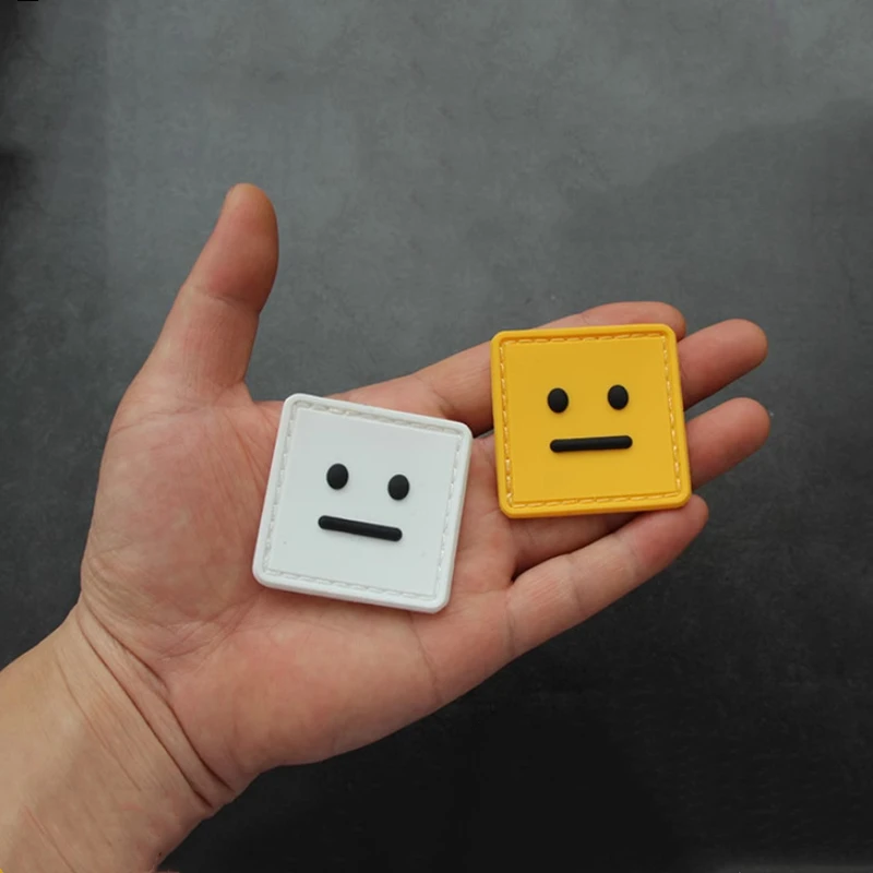 Lindo Robot 3D PVC luminoso parche de goma suave con gancho cuadrado expresión brazalete para decoración de bolsa de ropa DIY al aire libre - imagen 4