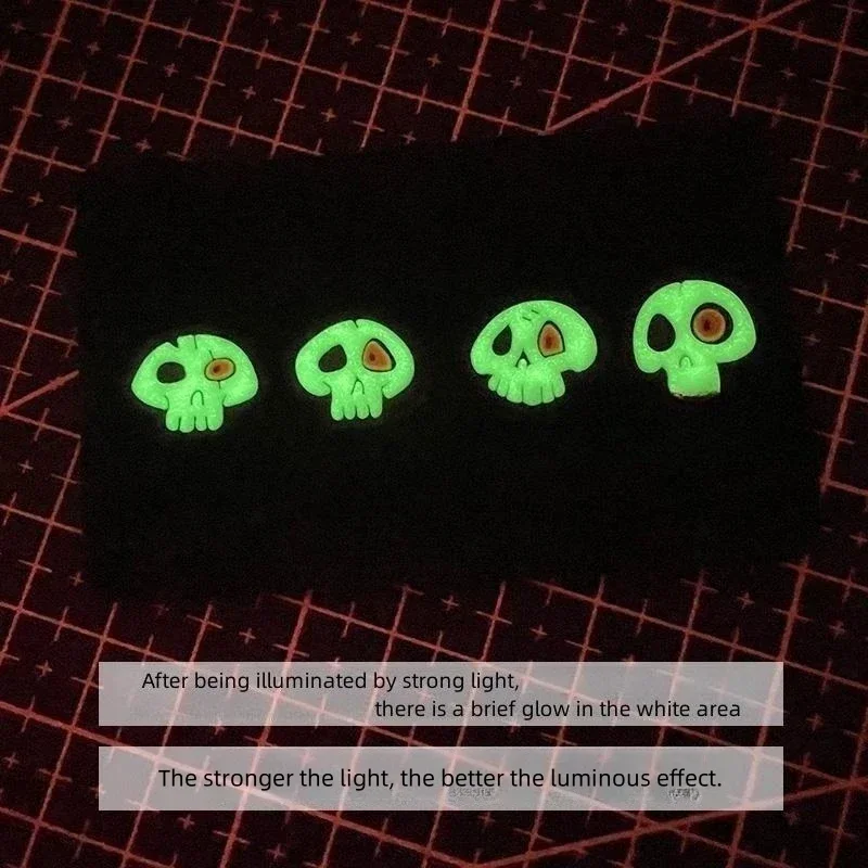 Mini insignia de moral de calavera con luz nocturna, parches tácticos de setas de tierra venenosa de PVC, emblema de gancho y bucle, pegatinas para sombreros y mochila pequeña - imagen 4