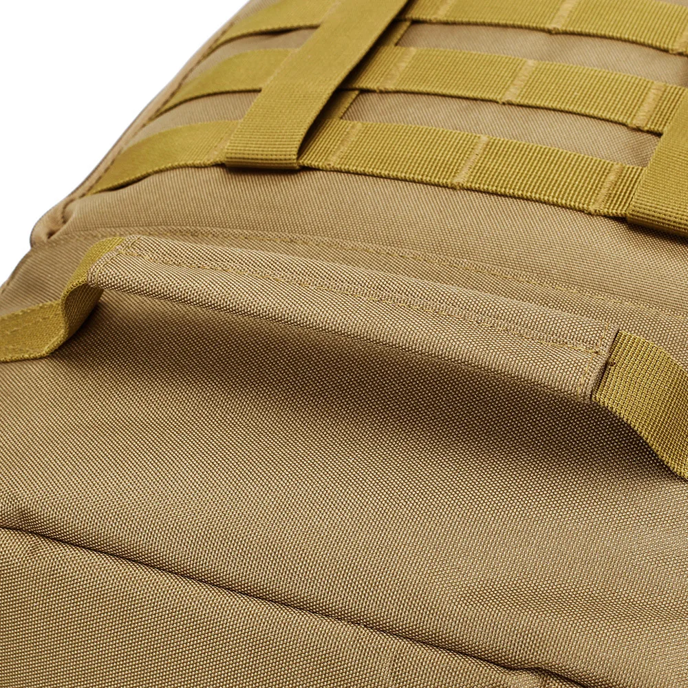 Una mochila bronceada con una correa amarilla