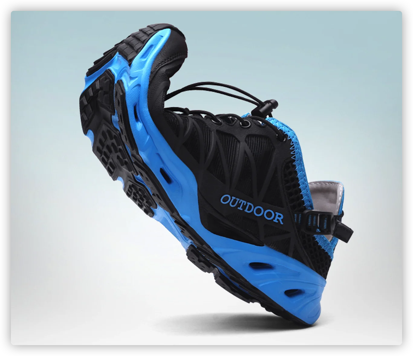 Un zapato azul y negro con la palabra al aire libre