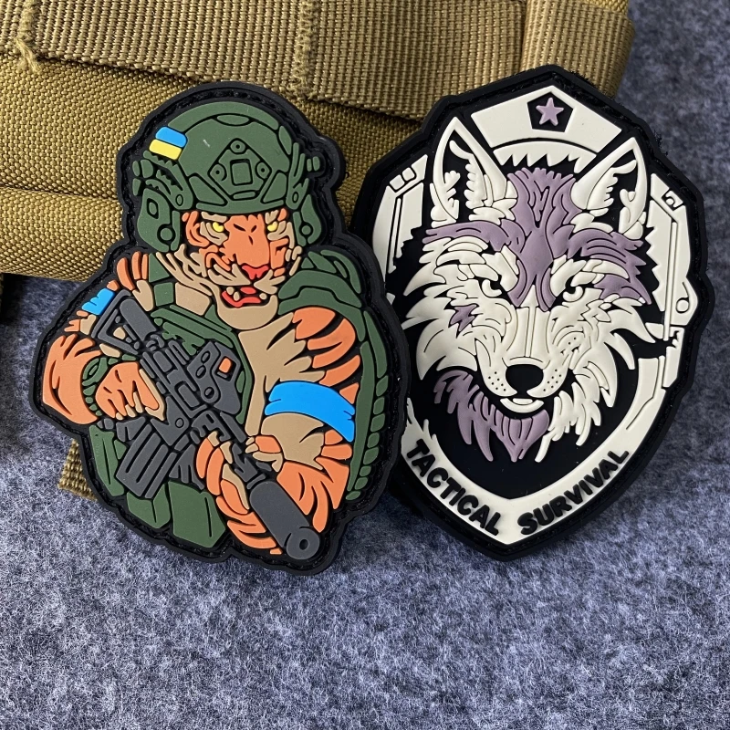 Insignia táctica de seguridad de Lobo, Parche de casco de calavera de visión nocturna, pegatina de mochila de gancho y bucle de PVC, tigre ucraniano militar - imagen 3