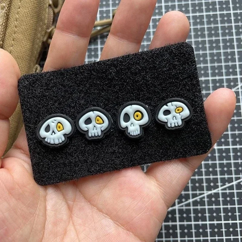 Mini insignia de moral de calavera con luz nocturna, parches tácticos con cabeza de calavera de PVC, emblema de gancho y bucle en mochila pequeña, sombreros, pegatinas decorativas - imagen 4