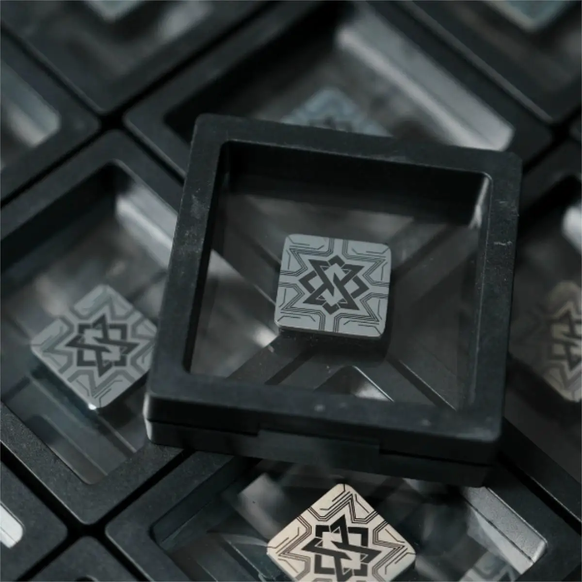 Mini parche de aleación de titanio, insignia de Metal táctica, brazaletes funcionales para exteriores, bolsa de ropa decorativa con gancho de 1'' - imagen 3