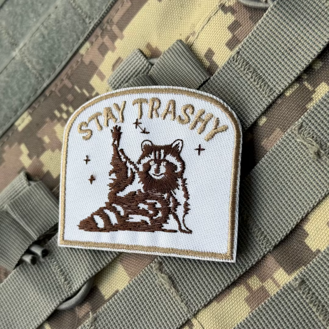 Morale Patch bordado mapache Stay Trashy – Velcro para equipamiento táctico - imagen 4