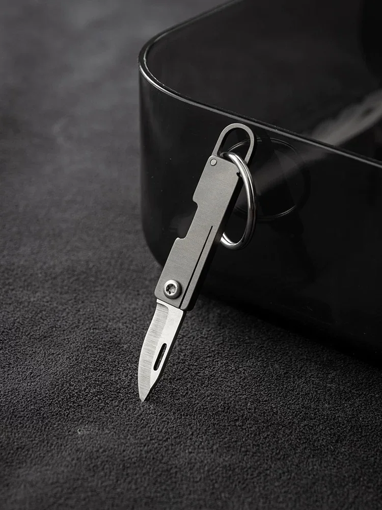 Mini cuchillo plegable con acabado metálico
