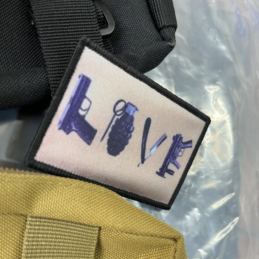"Love" escrito en armas parche divertido moral ejército parches tácticos insignia militar mochila pegatina de impresión de gancho y bucle - imagen 3