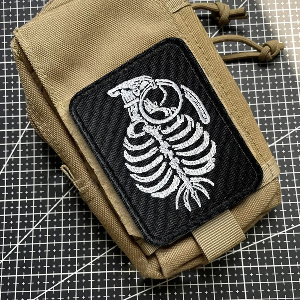 Parche bordado calavera granada mano con velcro para equipo táctico - imagen 5