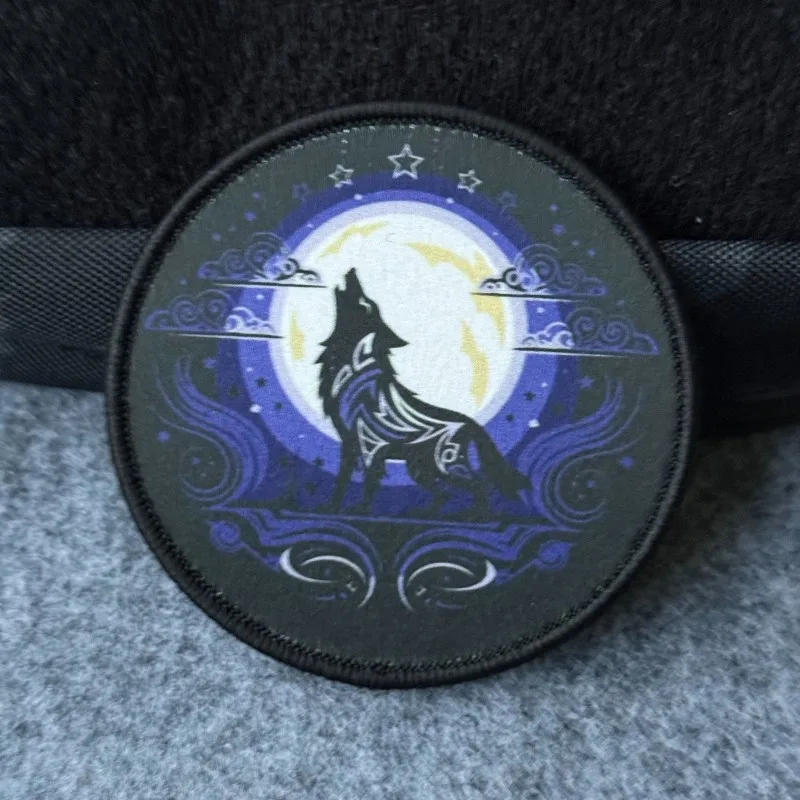 Parche táctico redondo de lobo aullando en la luna, cielo nocturno, insignia de moral de tela con gancho y bucle, parches de 8cm para mochila, chaqueta y sombrero