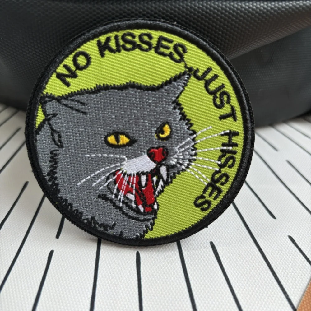No Kisses Just Hisses Cats moral parche táctico divertido bordado, Parche de gancho y bucle, insignia de gato militar, brazalete, pegatinas de mochila
