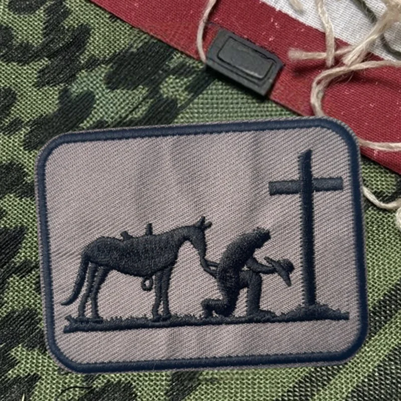 Parche Bordado con Diseño de Vaquero Orando, Parche Táctico con Velcro, Insignia de Moral, Adhesivo Decorativo para Mochila, Parches para Ropa - imagen 2