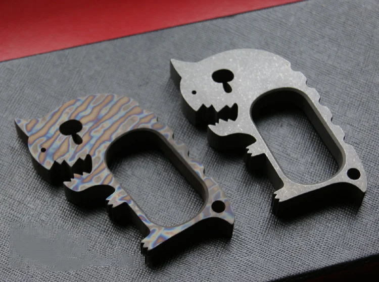 Abrebotellas de aleación de titanio con patrón de llama lavada a la piedra, llavero colgante, decoración