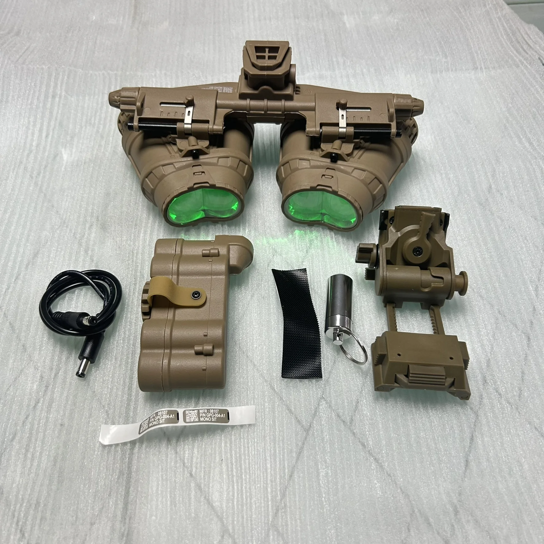 Modelo NVG cuádruple GPNVG18 con adaptador abatible montado en casco L4G24, versión de luz verde no funcional para entrenamiento