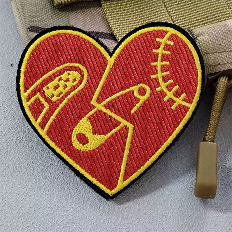 Detalle del sistema de gancho y bucle en la parte trasera del parche