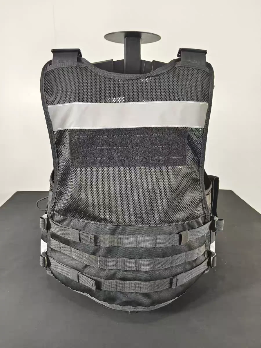 Chaleco táctico negro equipado con bolsillos portaaccesorios - imagen 4