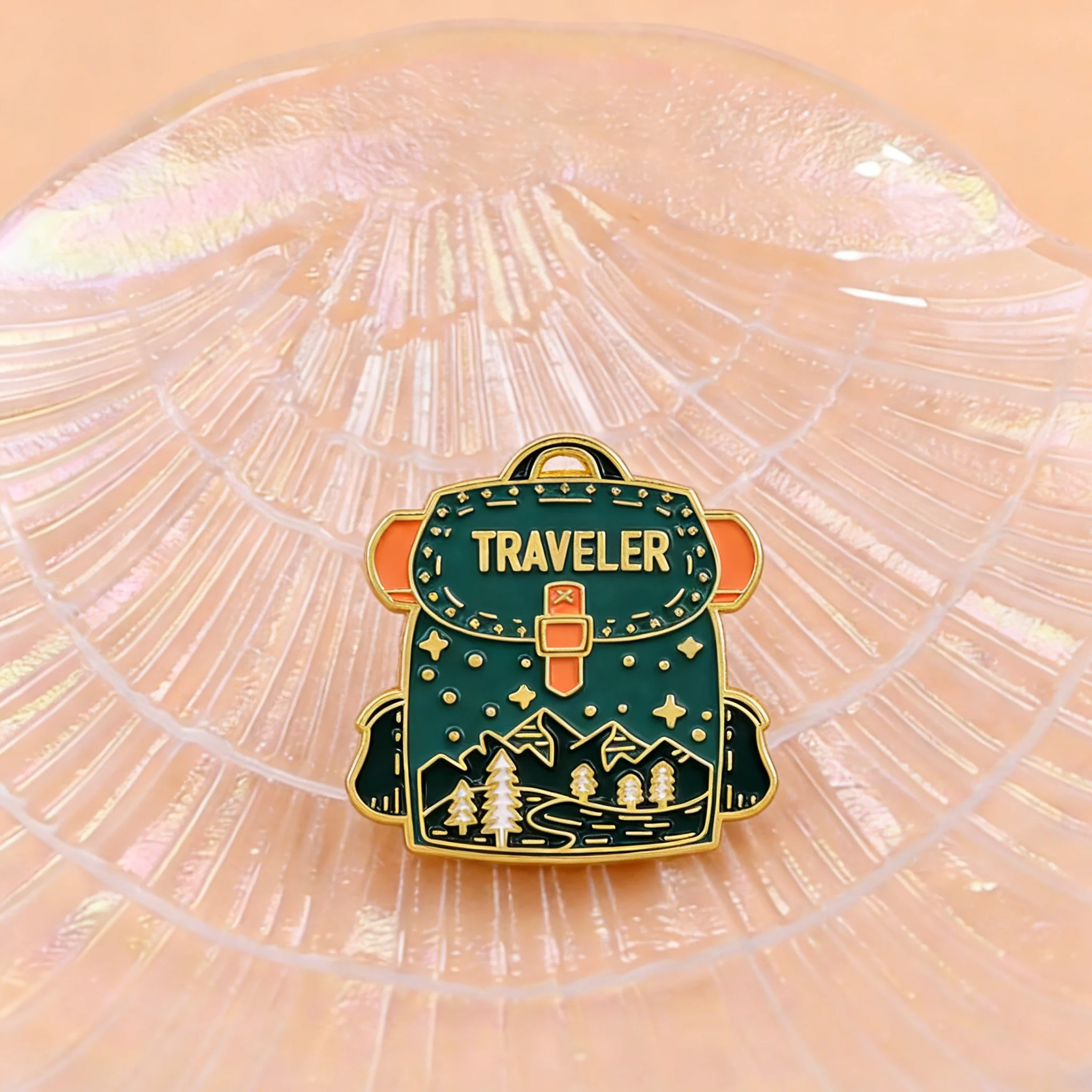 Pin esmaltado montaña y bosque – broche aventurero para chaquetas