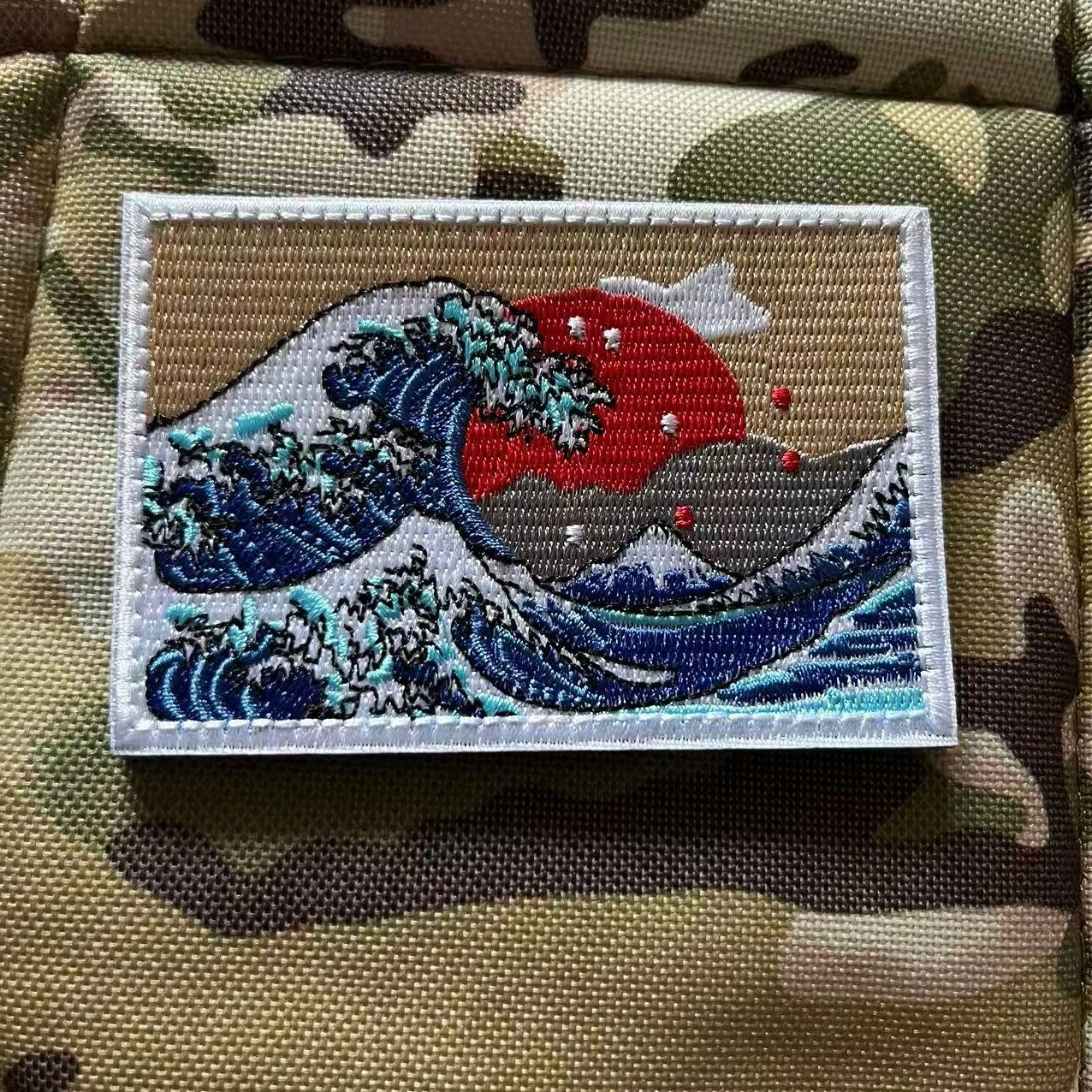 Parche bordado de la gran ola de Kanagawa Japón, parches tácticos con gancho trasero, insignias para mochila, bordado de ondas marinas y estrellas - imagen 5
