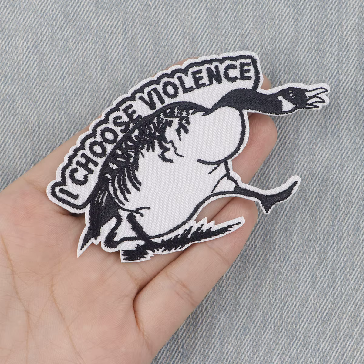 Parche bordado 'I Choose Violence' ganso divertido para planchar - imagen 5