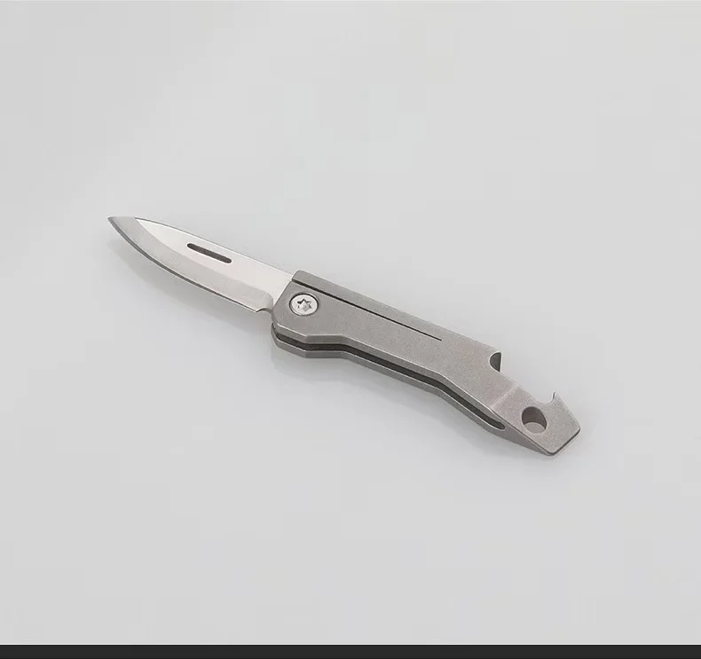 Secuencia de uso mostrando el cuchillo en acción
