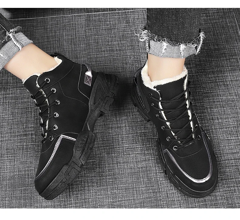 Un par de zapatos negros con cordones blancos