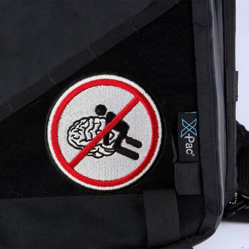 Parche bordado táctico con cierre Velcro actividad cerebral prohibida
