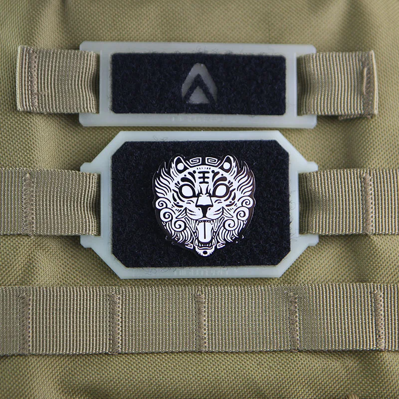 Parches de Metal del rey del bosque, insignia táctica que brilla en la oscuridad, bolso, ropa con gancho - imagen 3