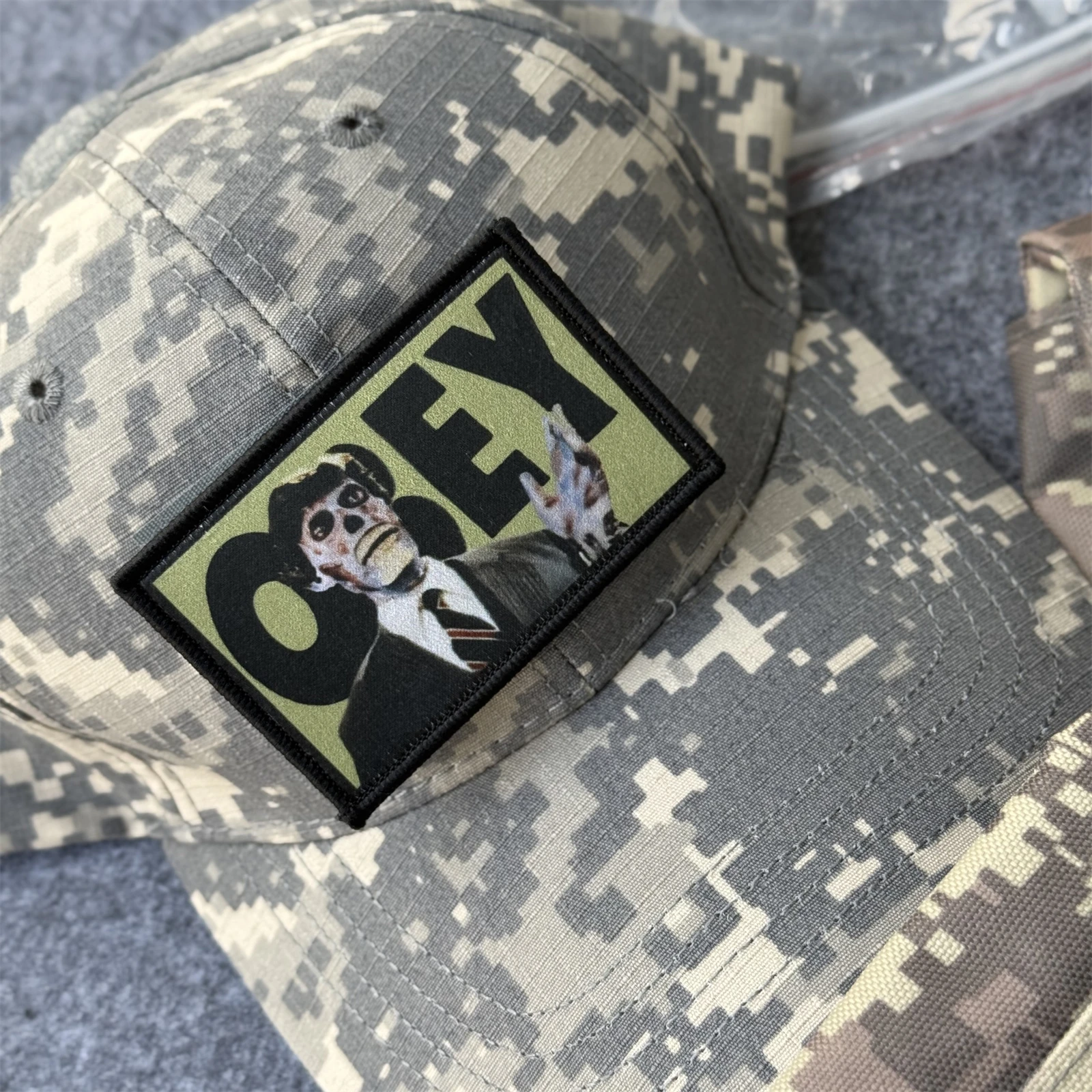 They Live "OBEY" divertido insignia de moral parche emblema militar brazalete táctico gancho y bucle ropa mochila accesorios pegatinas - imagen 5