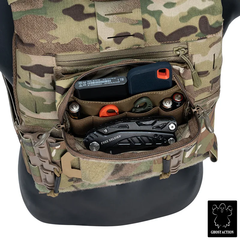 Un bolsillo en un chaleco con un cuchillo y otras herramientas