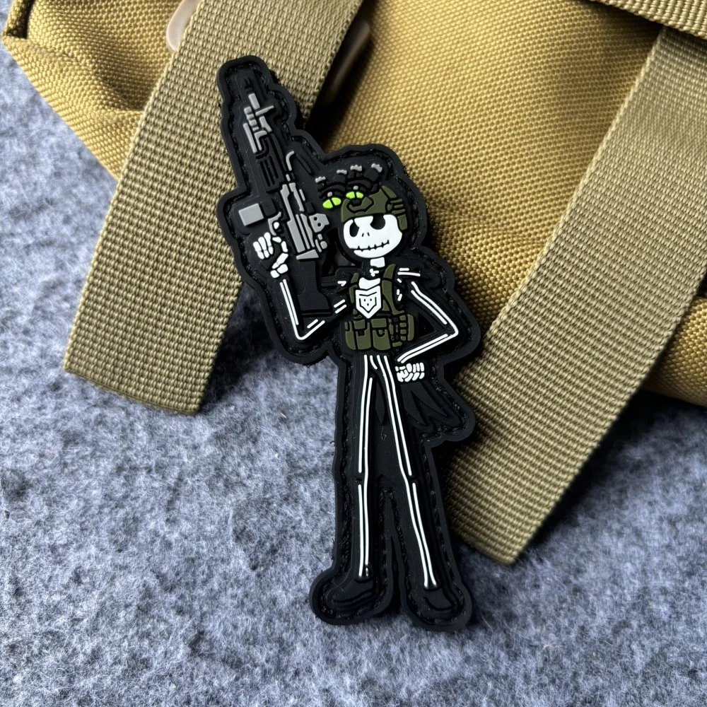 Parche táctico de esqueleto de armas de fuego, emblema de gancho y bucle de PVC, insignia de moral militar, brazalete, pegatinas para mochila - imagen 4