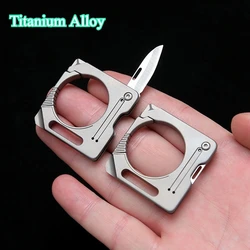 Llavero táctico de titanio con mini cuchillo plegable y cruz