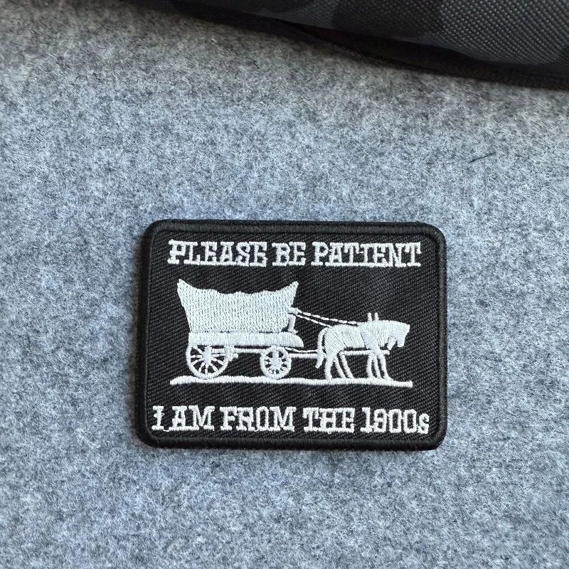 Parche bordado de vagón de caballos Vintage divertido "Por favor sea paciente soy de los años 1900" insignia de gancho y bucle para chaqueta mochila sombrero - imagen 2