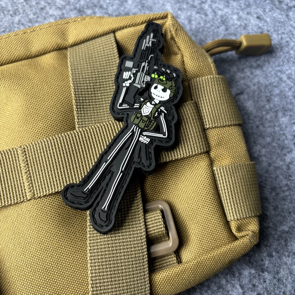 Parche táctico de esqueleto de armas de fuego, emblema de gancho y bucle de PVC, insignia de moral militar, brazalete, pegatinas para mochila - imagen 3
