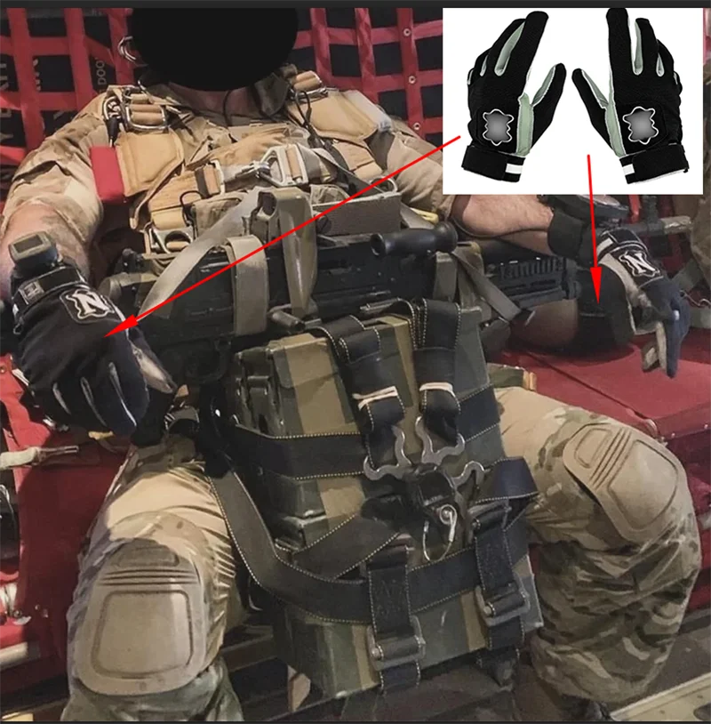 Caza de combate al aire libre equipada con pantalla táctil y guantes deportivos.