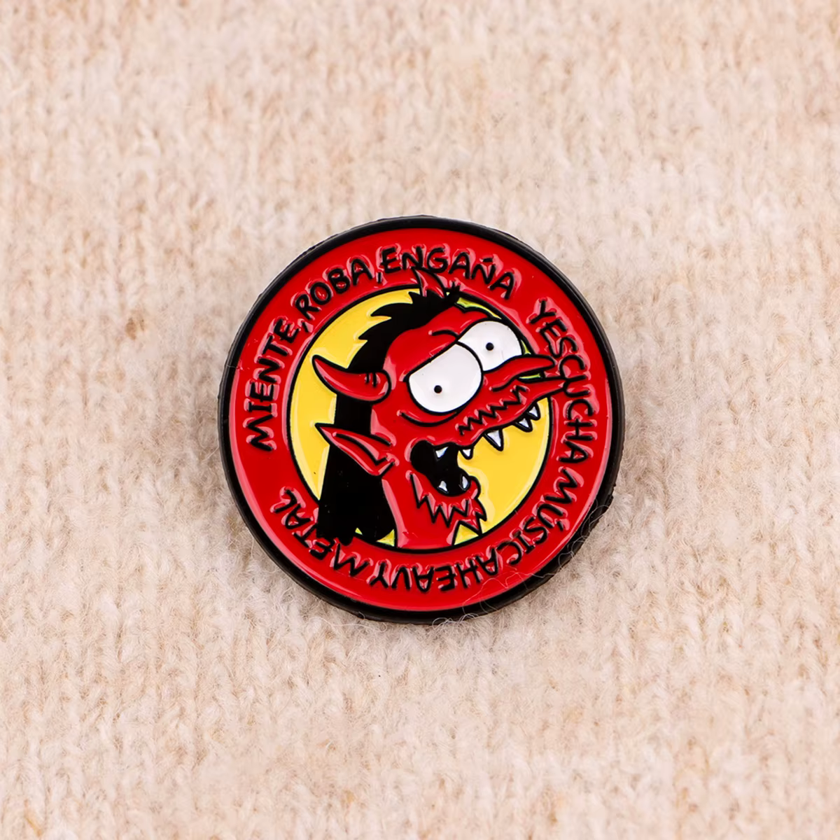 Pin esmalte diablo Miente y roba engaña – broche para mochila - imagen 5