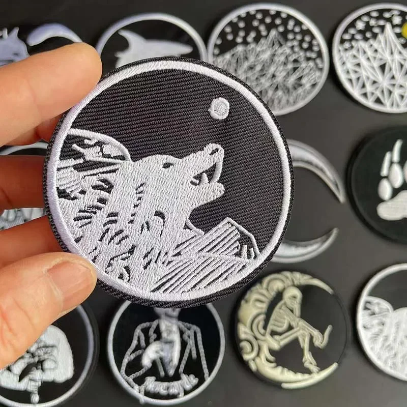 Lobo, pingüino, apliques de tela de montaña bordados, parches para planchar, insignia redonda blanca y negra, pegatinas para ropa, mochila - imagen 4