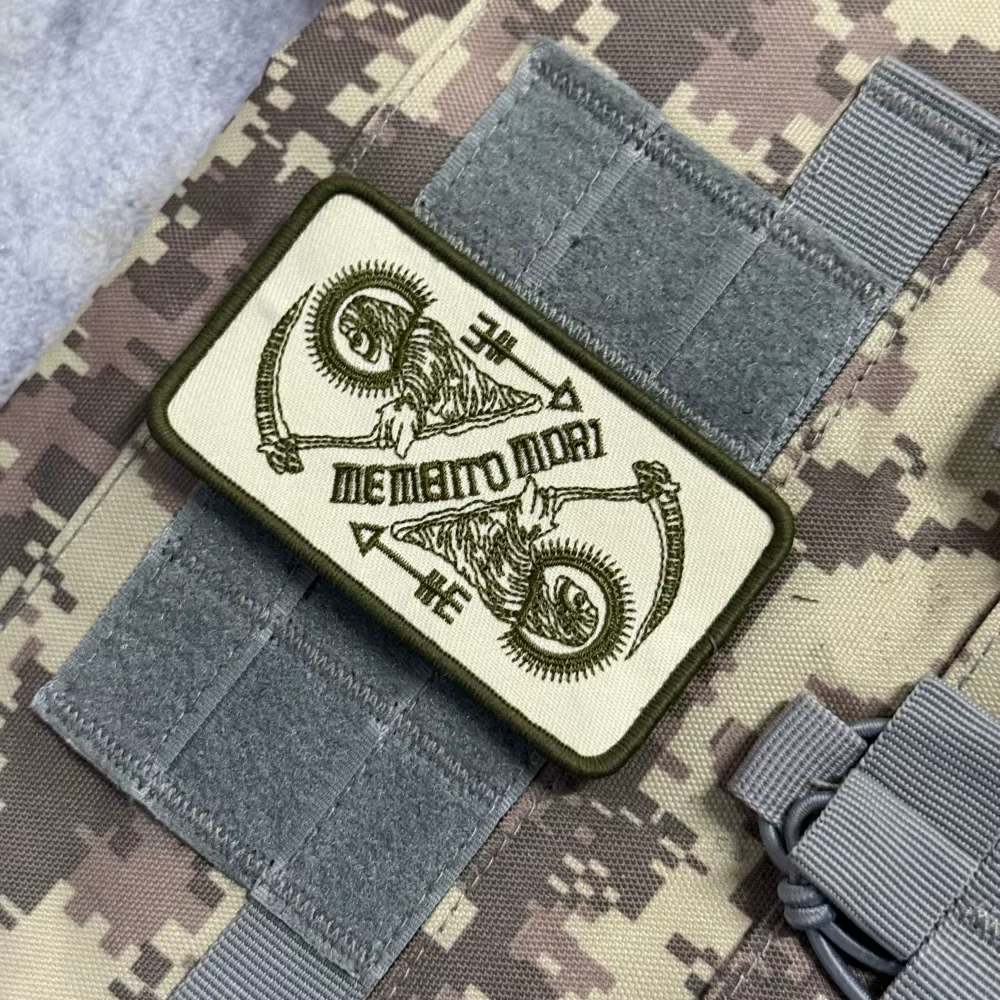 Parche táctico bordado Memento Mori con velcro para MOLLE