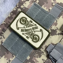 Parche táctico bordado Memento Mori con velcro para MOLLE