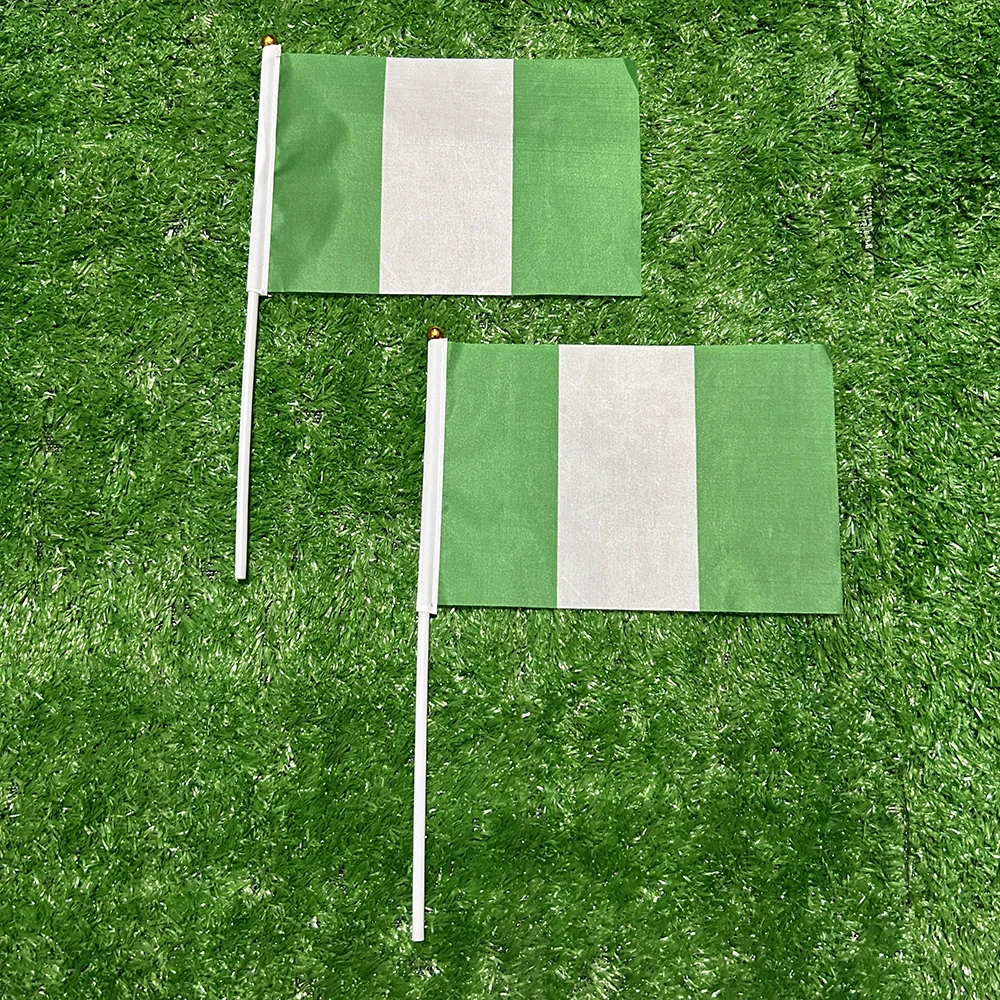 Bandera de Nigeria de mano con asta – Ondeante 21x14 cm para deportes - imagen 2