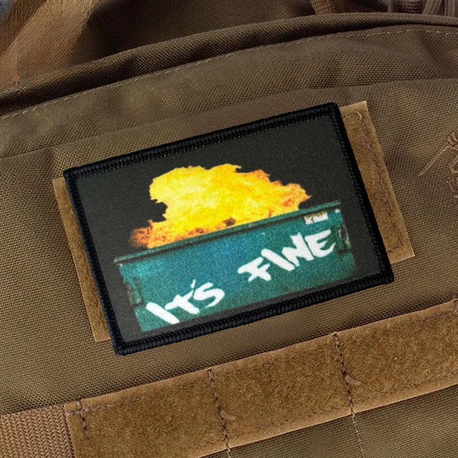 Parche táctico Dumpster Fire It's Fine, emblema divertido con gancho y bucle, insignia de moral del ejército militar de EE. UU., brazalete, pegatinas para mochila de regalo - imagen 3
