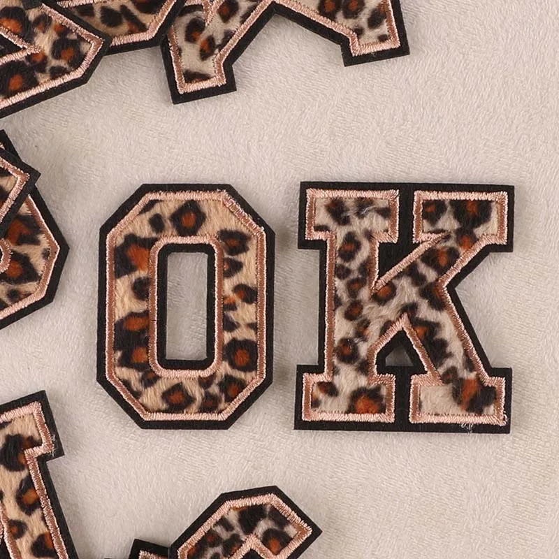 Parches de insignia de letras del alfabeto inglés A ~ Z, apliques bordados con estampado de leopardo, pegatinas para planchar para ropa, ropa con nombre DIY - imagen 5