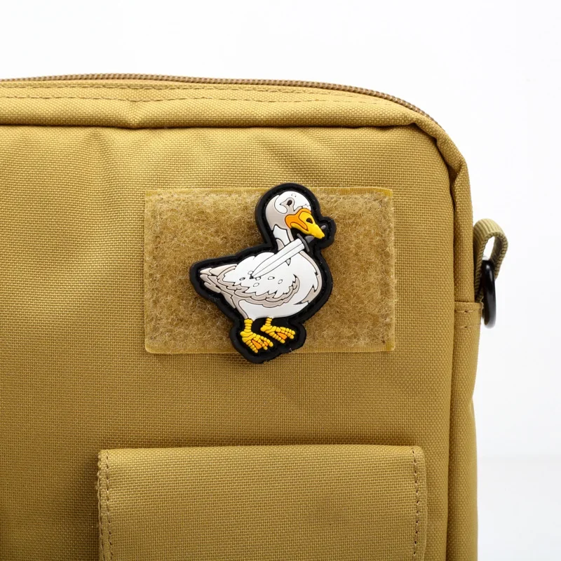 Nuevo diseño, accesorios creativos para bolsa, insignia con cuchillo, moral de ganso grande, brazalete de plástico suave 3D de PVC, parches para mochila para ropa - imagen 3
