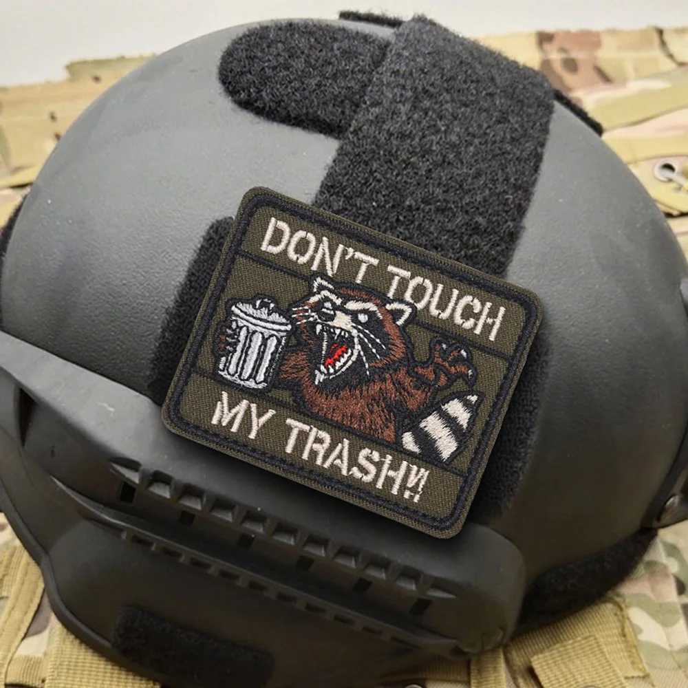 Mapache enojado no toca mi moral basura parche táctico divertido gancho y bucle parche bordado insignia militar brazalete mochila pegatinas - imagen 5